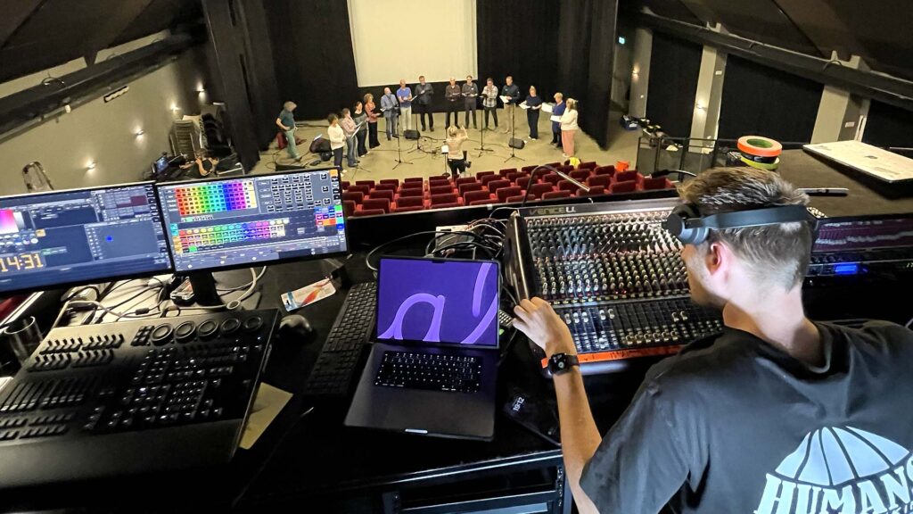 Een repetitie van Conducting Colors in het theater in Diepenheim.